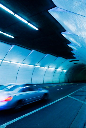 Fahrendes Auto in einem Tunnel